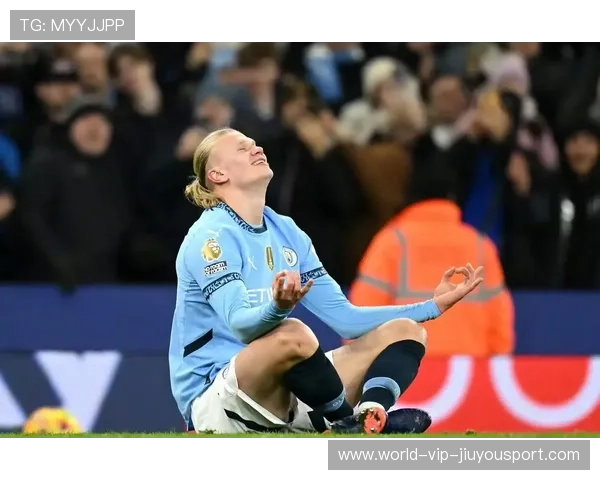 哈兰德被拍与粉丝下棋互动,平和一面被发掘 哈兰德被拍与粉丝下棋互动,平和一面被发掘