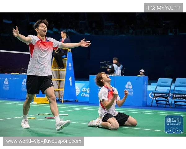 羽毛球双打竞技，挑战极限——一场“球拍断三把”的精彩较量