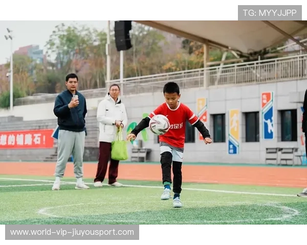 足球少年花式颠球震撼全场，记者镜头下的未来之星